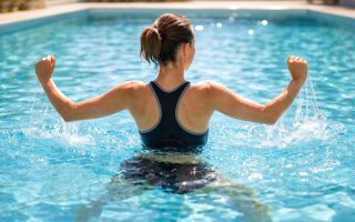 personne-piscine-exercice-eau-scintillante
