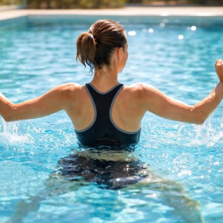 personne-piscine-exercice-eau-scintillante