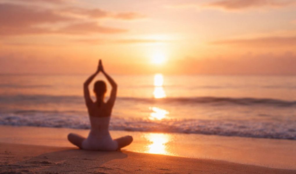 silhouette-yoga-plage-lever-soleil