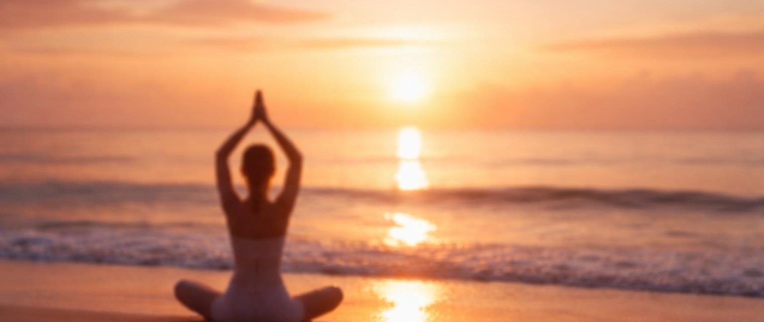 silhouette-yoga-plage-lever-soleil