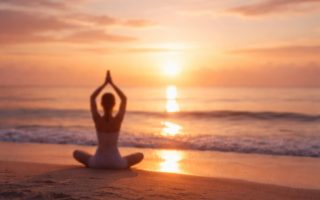 silhouette-yoga-plage-lever-soleil