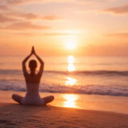 silhouette-yoga-plage-lever-soleil